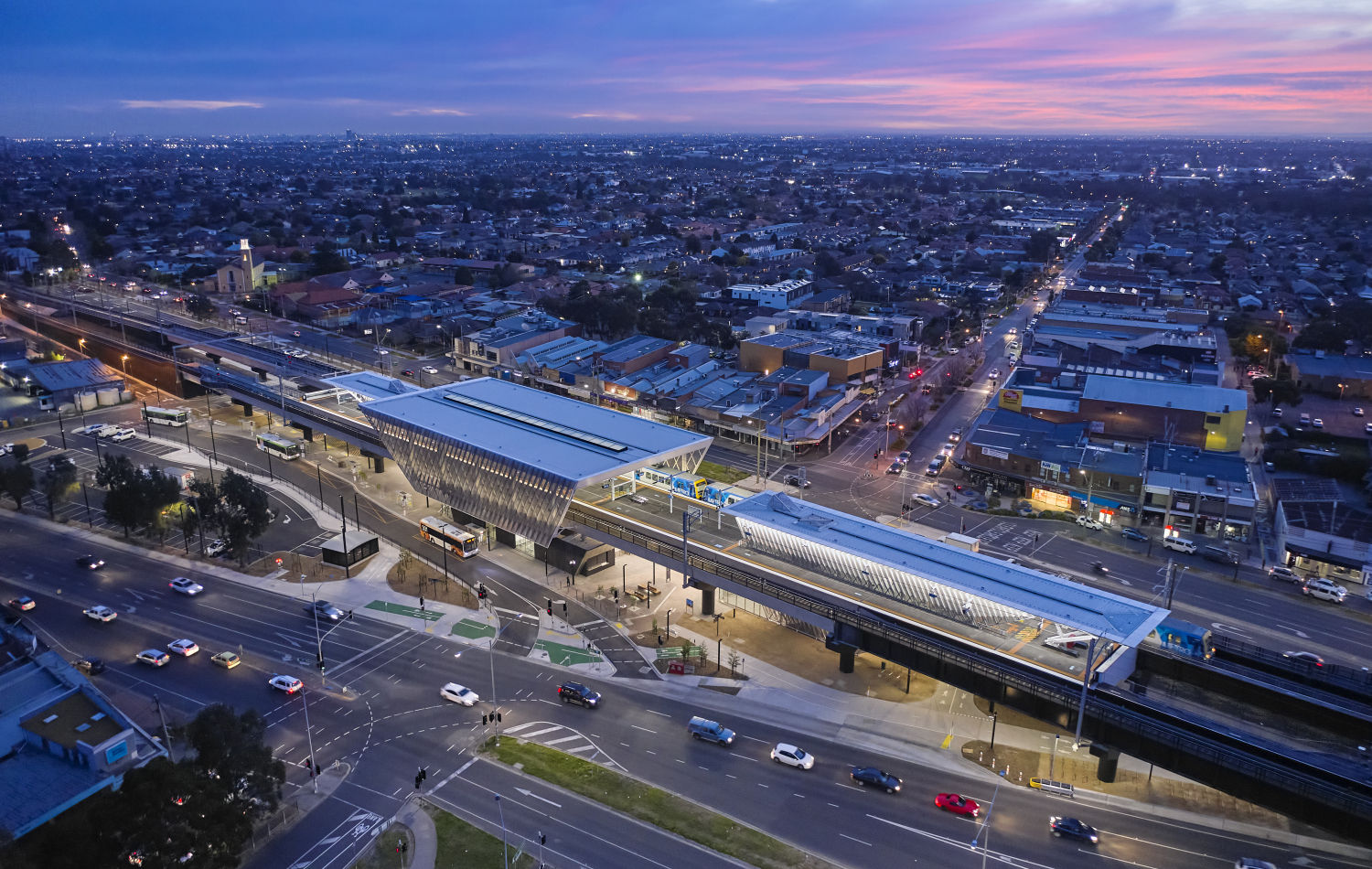 Reservoir Train Station (Premio especial de exterior) en Reservoir, Australia. Con su plataforma elevada vuelve a unir las dos calles comerciales principales del barrio, favoreciendo el paso de los peatones para que puedan disfrutar, otra vez, del entorno