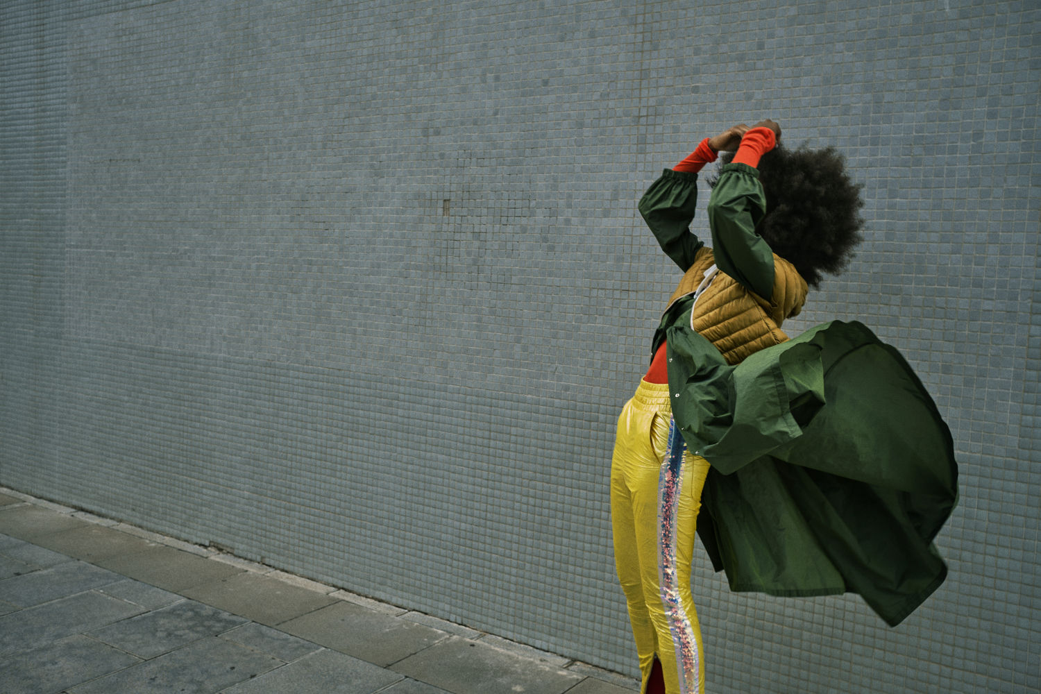 Pantalón jogger de Custo Barcelona, vestido y chaqueta de Herno, camiseta de American Vintage y botas de Camper