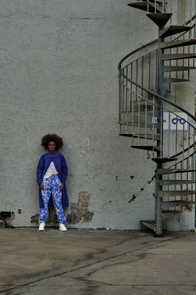 Los asuntos florales se cuelan en el
armario de invierno. Camiseta de algodón y pantalón jogger de Christian Dior y chaqueta American Vintage