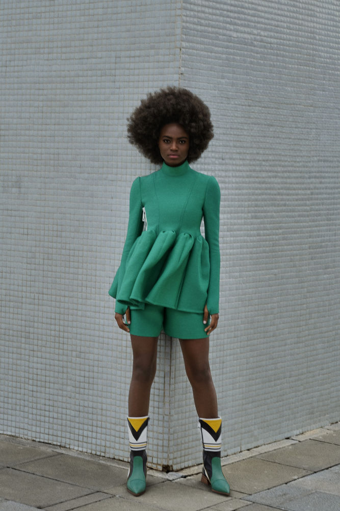 Un color que se viste de pies a cabeza, jugando con los detalles
y los complementos. Camiseta larga con vuelo péplum, shorts y botas de media caña, todo firmado por Louis Vuitton