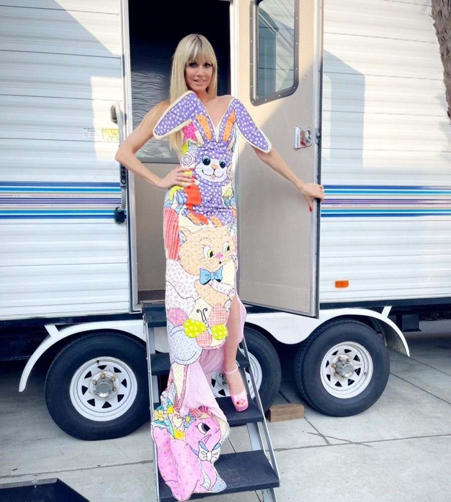 Heidi Klum ha posado con este colorido y divertido vestido de Moschino