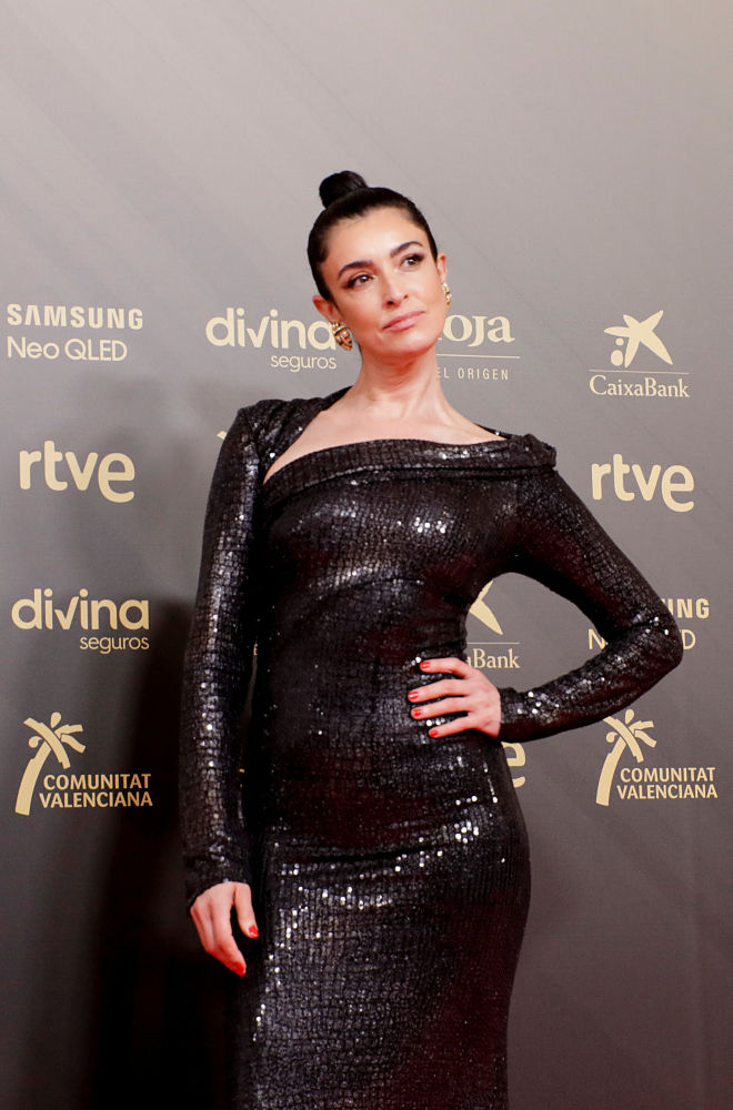 Blanca Romero opta por las lentejuelas negras con un diseño de Virginia Abzueta, combindo con joyas Vintage y zapatos Lodi