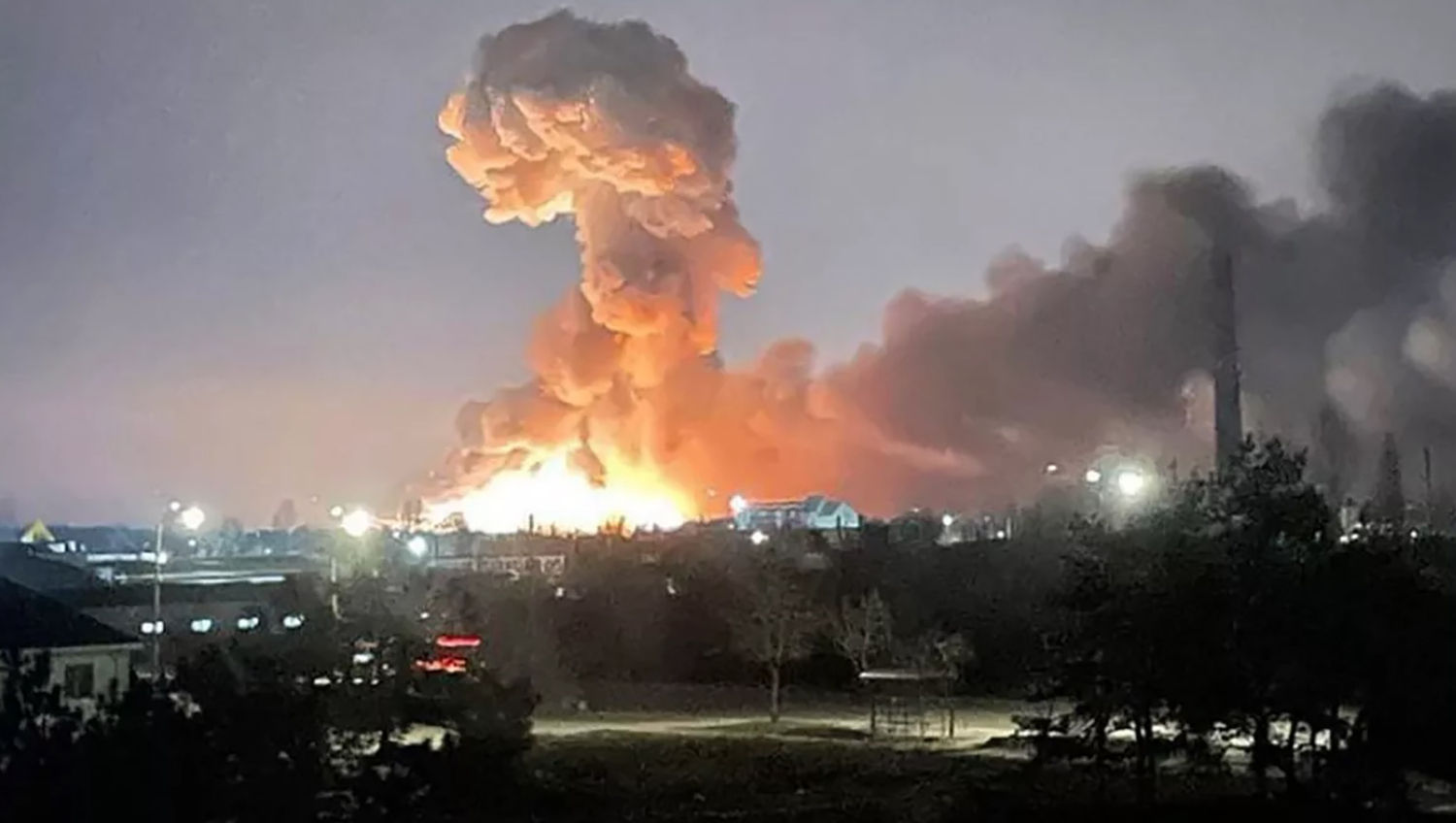 Explosión en la ciudad de Kiev el jueves. Rusia lanzó un ataque total contra Ucrania, bombardeando ciudades y bases con ataques aéreos o proyectiles.