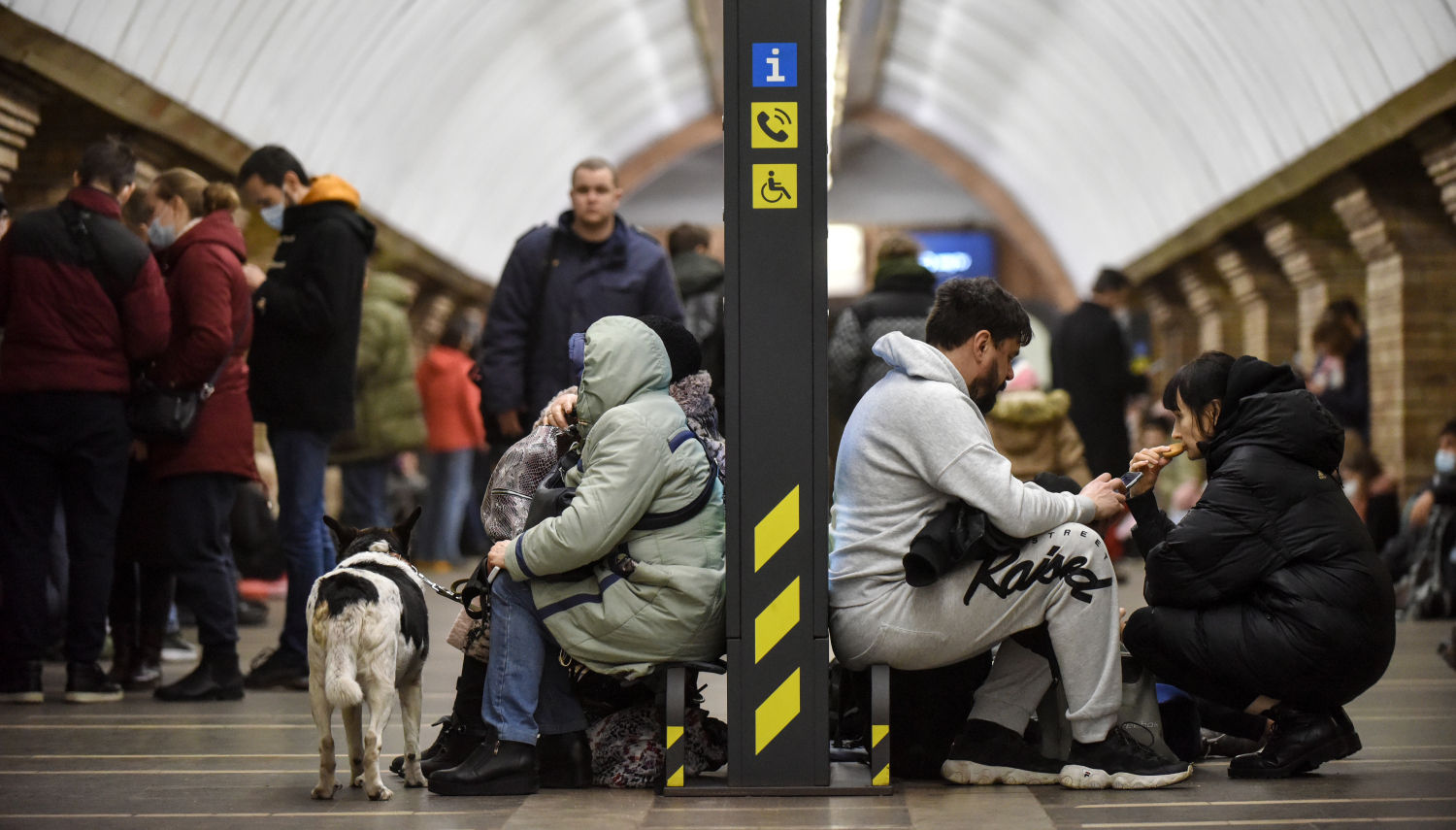 Ciudadanos ucranianos se refugian en la estación de metro de Kiev, tras la alarma de las sirenas antiaéreas, este jueves 24 de Febrero. EFE/STRINGER