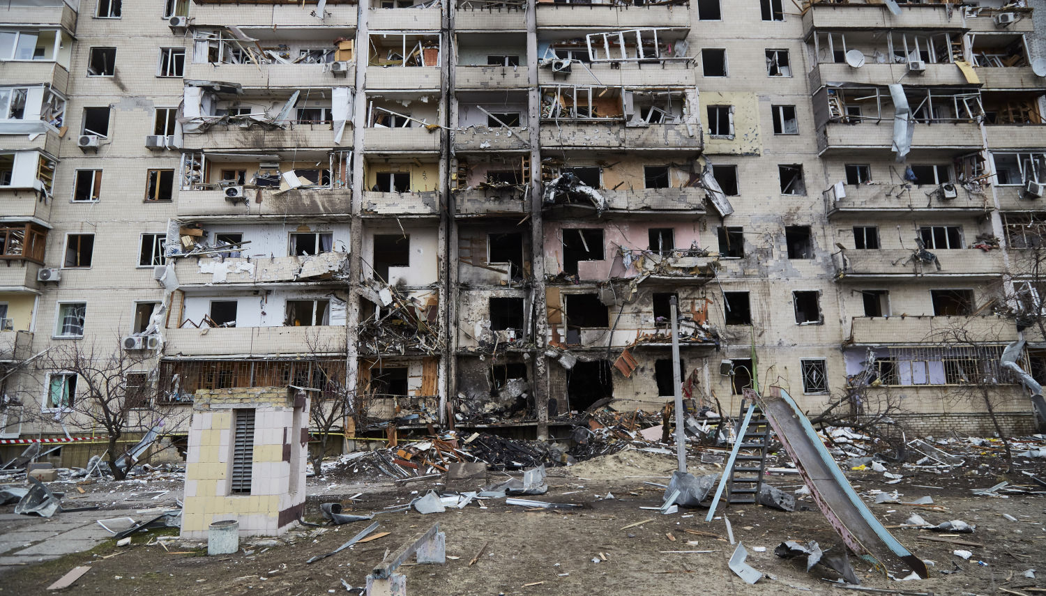 Un edificio residencial dañado por un misil el 25 de febrero de 2022 en Kiev, Ucrania.