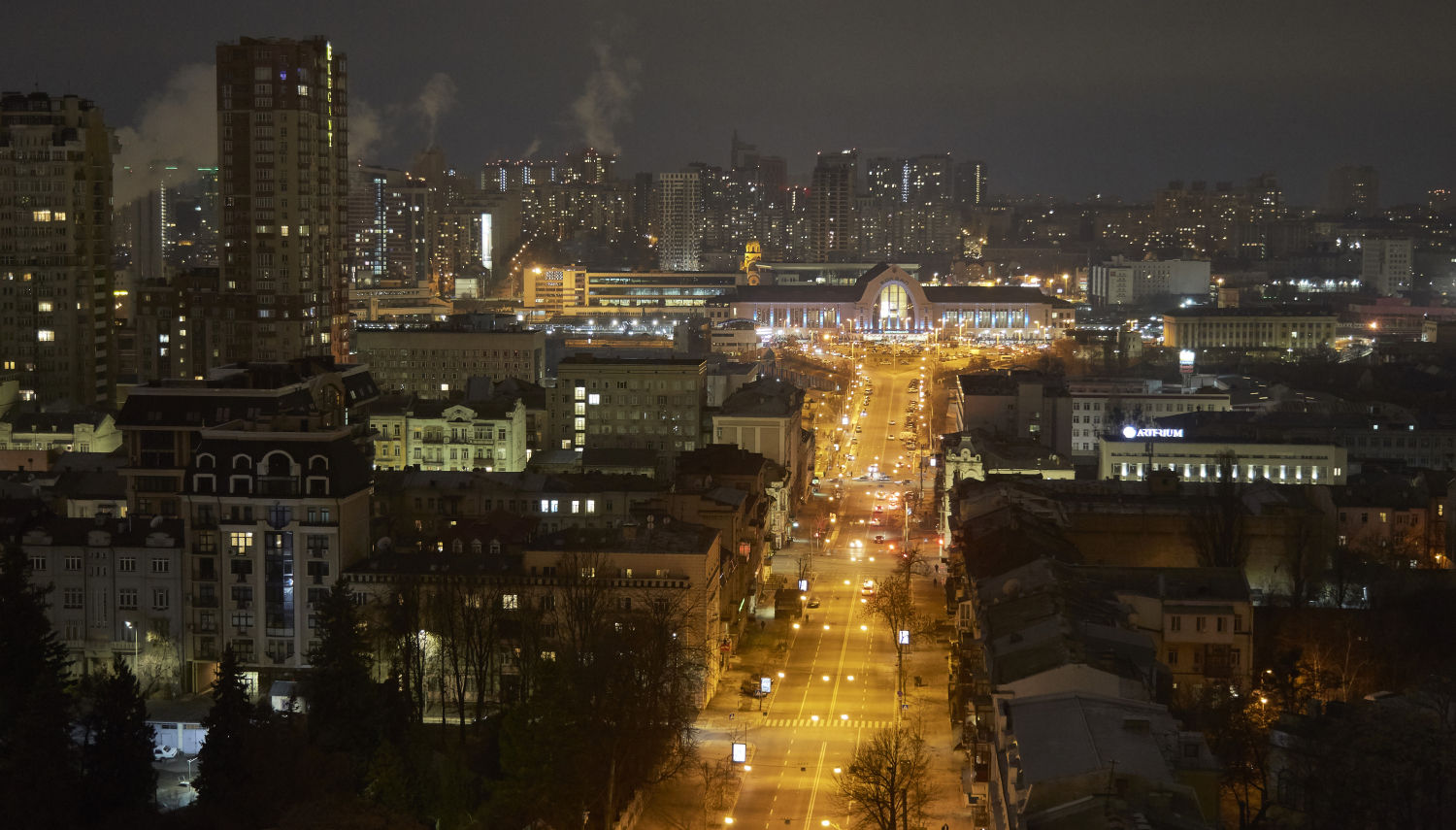 Una vista nocturna de Kiev cuando el alcalde de Kiev declaró un toque de queda el 24 de febrero de 2022 en Kiev, Ucrania.