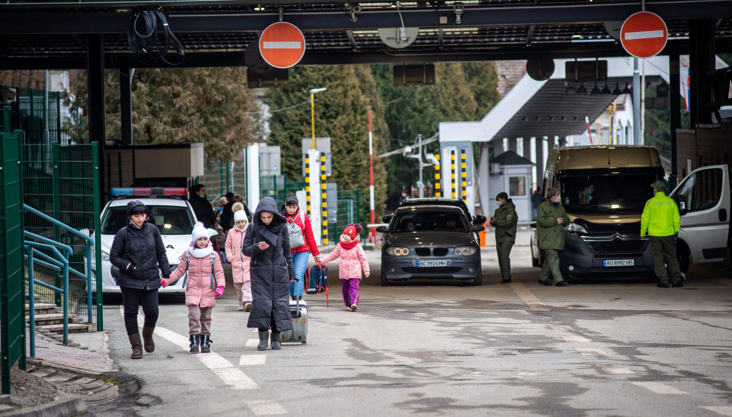 Ciudadanos ucranianos después de cruzar la frontera con Eslovaquia para salir de Ucrania en Ubla, en el este de Eslovaquia, cerca de la ciudad ucraniana de Welykyj Beresnyj, el 25 de febrero de 2022