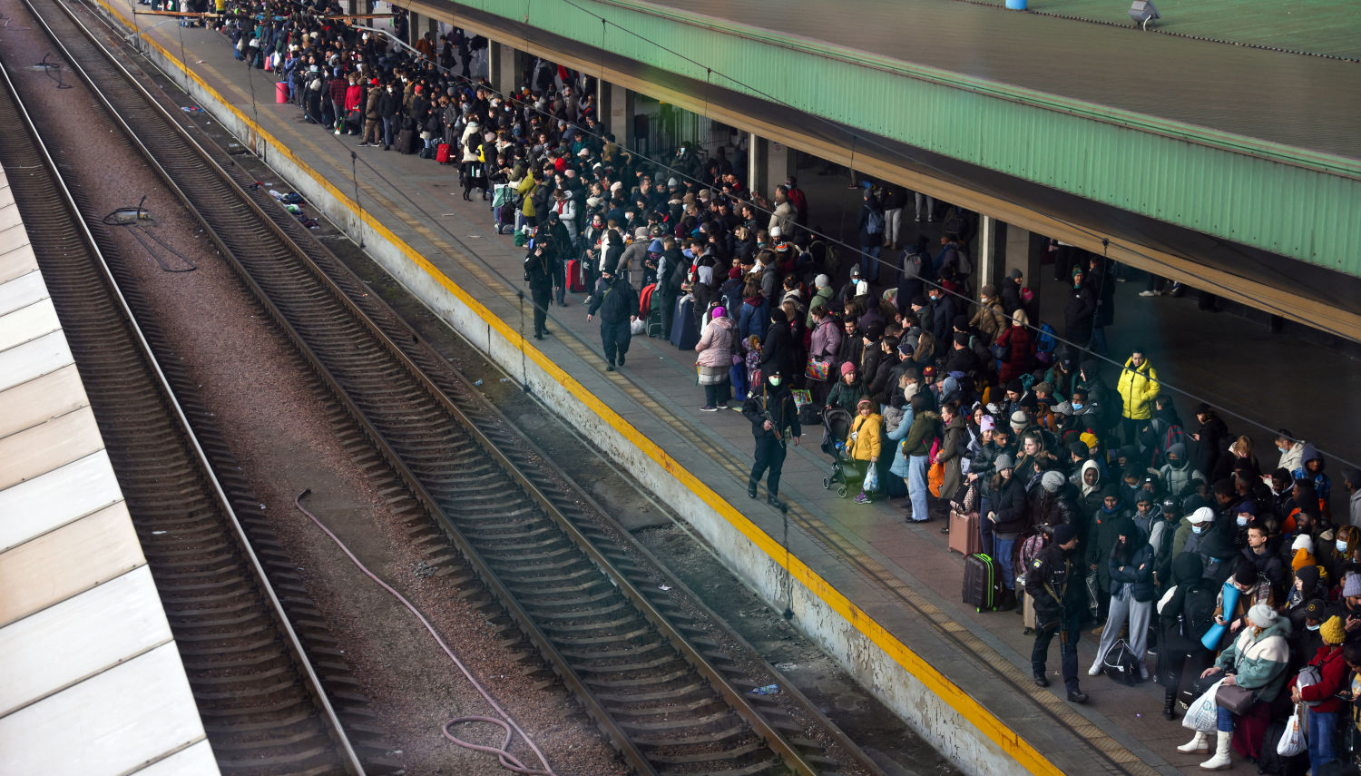 La gente espera para abordar un tren de evacuación de Kiev a Lviv en la estación central de trenes de Kiev, Ucrania, 25 de febrero de 2022.