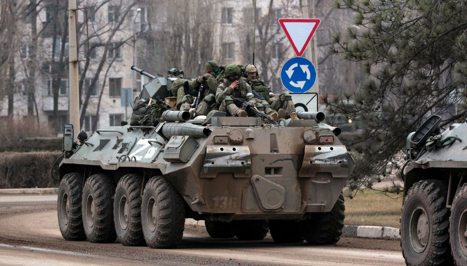 Militares viajan sobre un vehículo blindado ruso en Armyansk, Crimea, el 25 de febrero de 2022.