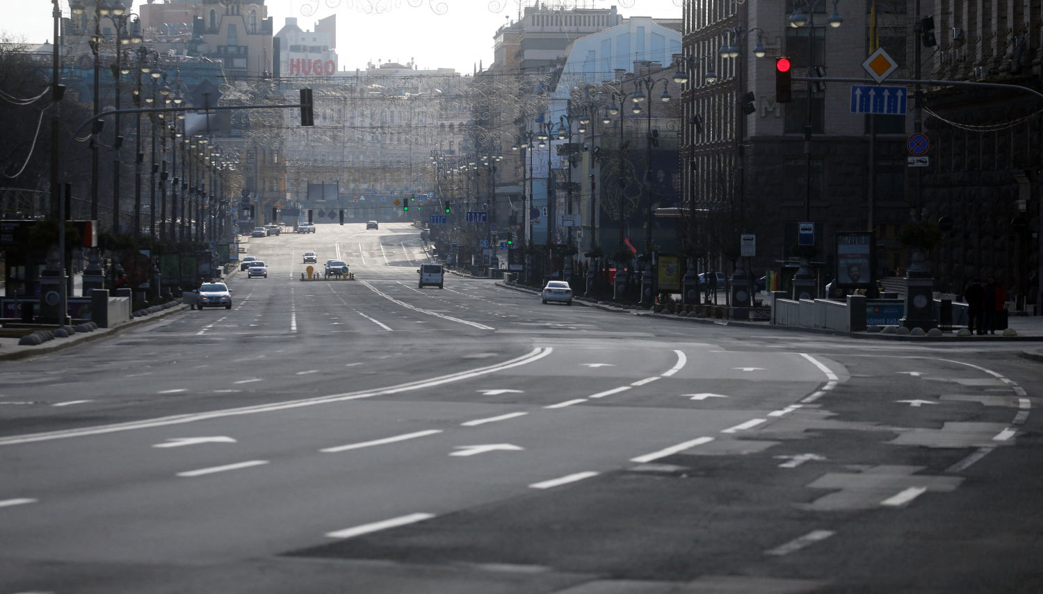 Una vista muestra una calle desolada en el centro de Kiev, Ucrania, 25 de febrero de 2022.
