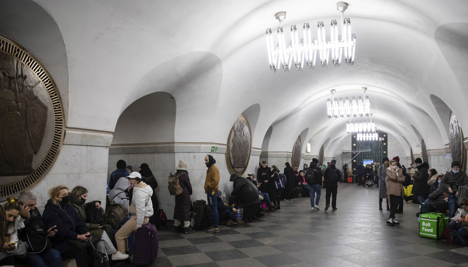 Ucranianos se refugian en una estación de metro por noche en Kiev, Ucrania, el 24 de febrero de 2022.