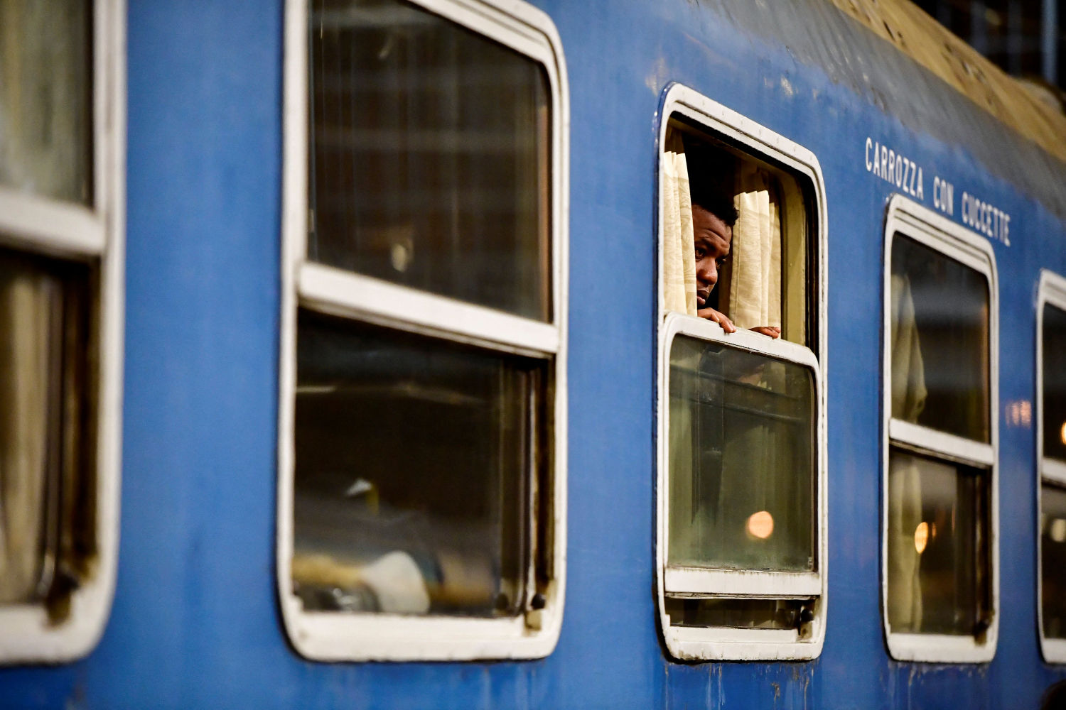 Refugiado del conflicto ucraniano llegando a la estación húngara de Nyugati