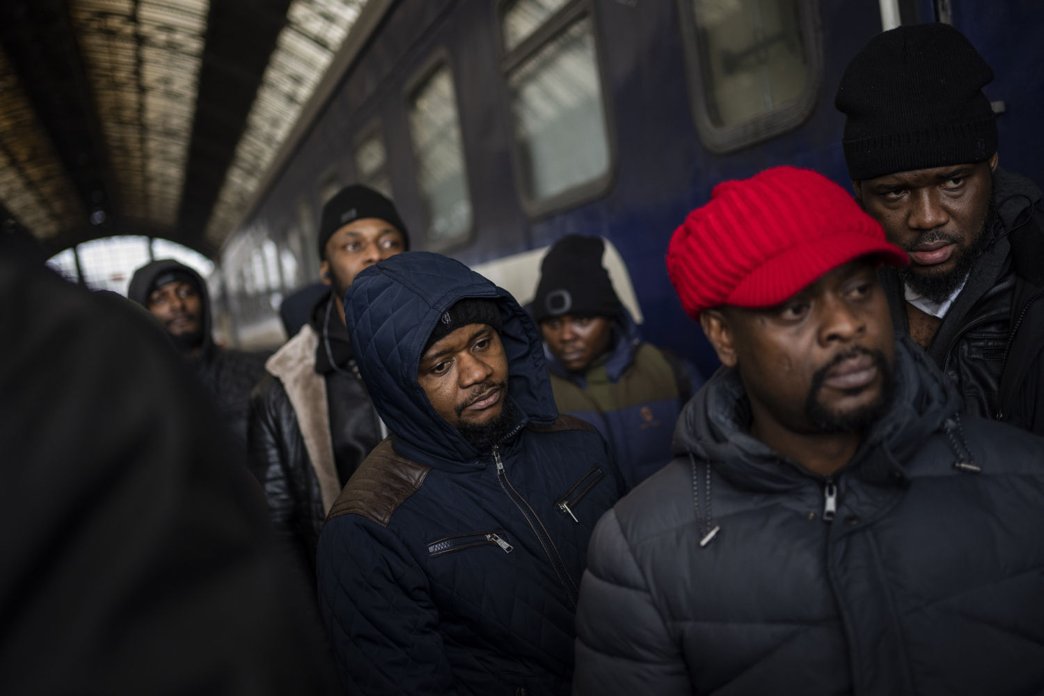 Residentes africanos en Ucrania esperan un tren en la estación de Lviv, al oeste del país, para poder cruzar la frontera y escapar del conflicto