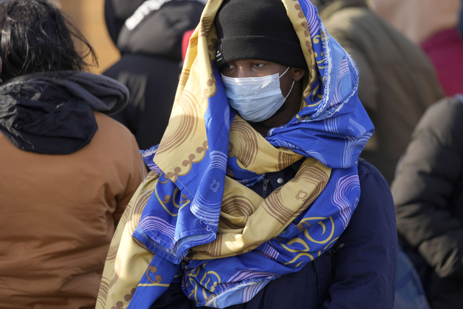 Un hombre que huyó del conflicto de Ucrania espera en el cruce fronterizo de Medyka, Polonia.
