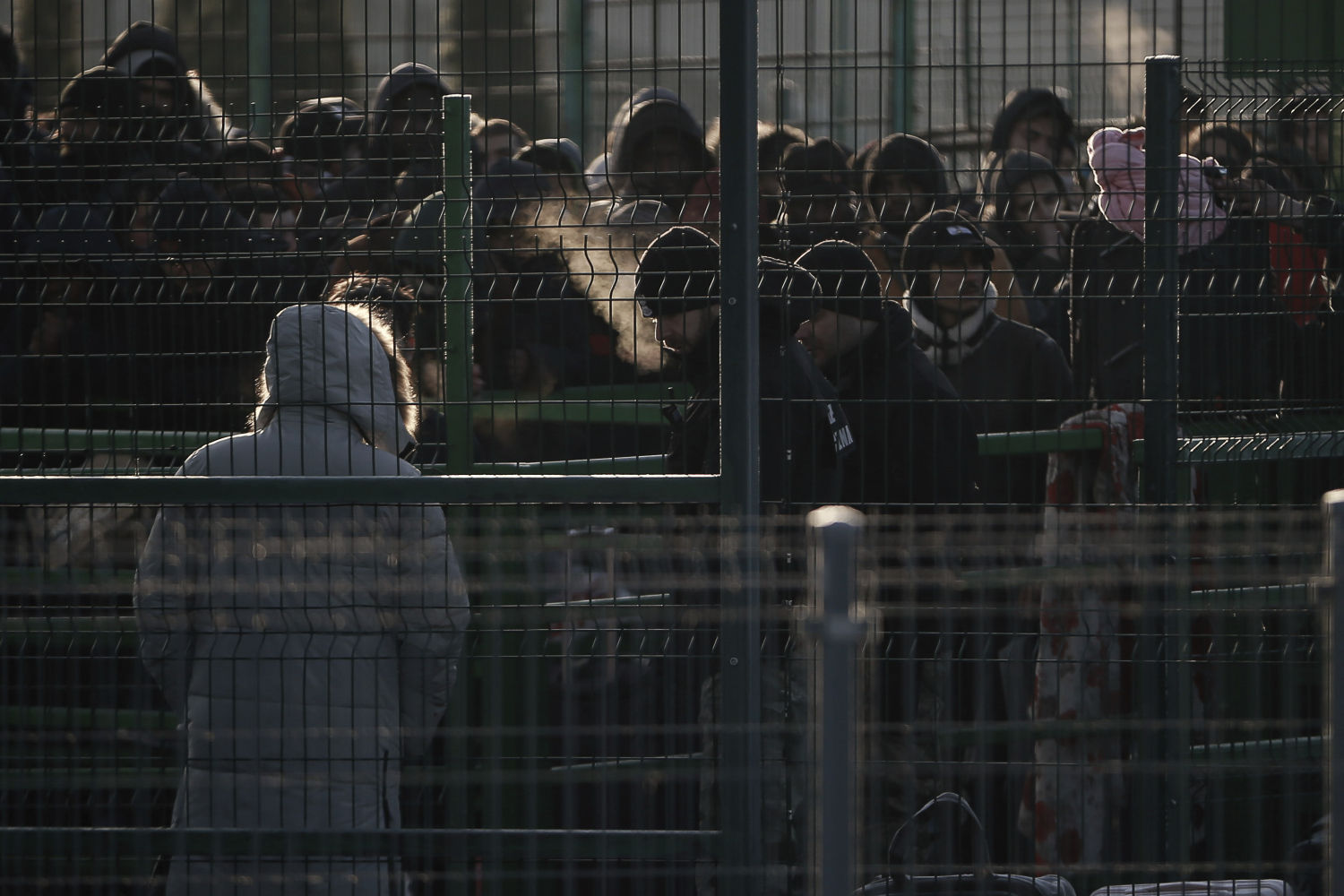Durante todo el día, mientras los trenes y autobuses llevan a las personas que huyen de Ucrania a la seguridad de las ciudades fronterizas polacas, no solo transportan a los ucranianos que huyen de una patria bajo ataque, sino también a un gran número de otros ciudadanos que han hecho de Ucrania su hogar y cuyo destino también es ahora incierto.