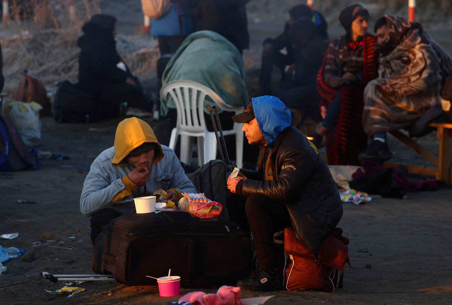 Los refugiados desafían el frío en un campo congelado, tras su huida de Ucrania debido a la invasión rusa, en el puesto de control fronterizo en Medyka, Polonia.