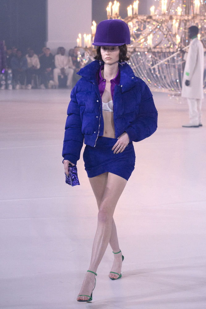 Off White se suma a la tendencia del azul klein para el próximo invierno con plumones cortos y cascos de estilo amazona