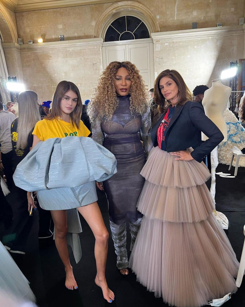 Sobre la pasarela también desfilaron rostros tan conocidos como el de Kaia Geber, Serena Williams o Cindy Crawford