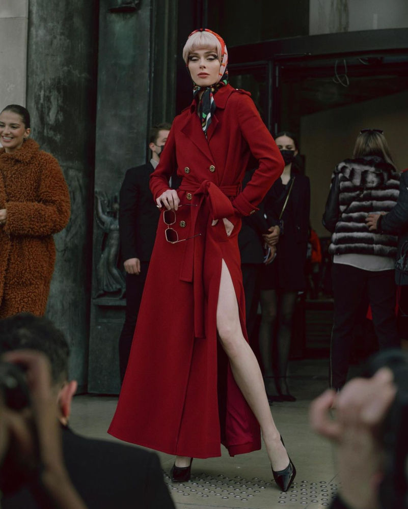 La modelo Coco Rocha acaparó las miradas de los asistentes antes del desfile de Elie Saab