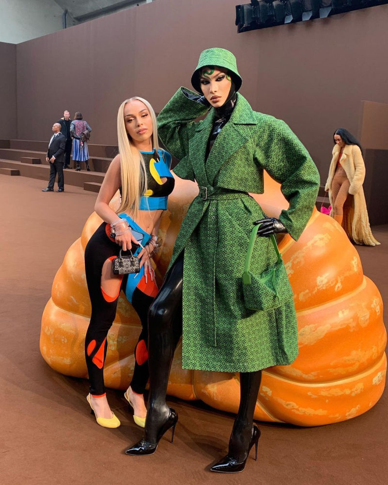 La cantante Bad Gyal junto a la artista Miss Fame en el desfile de Loewe