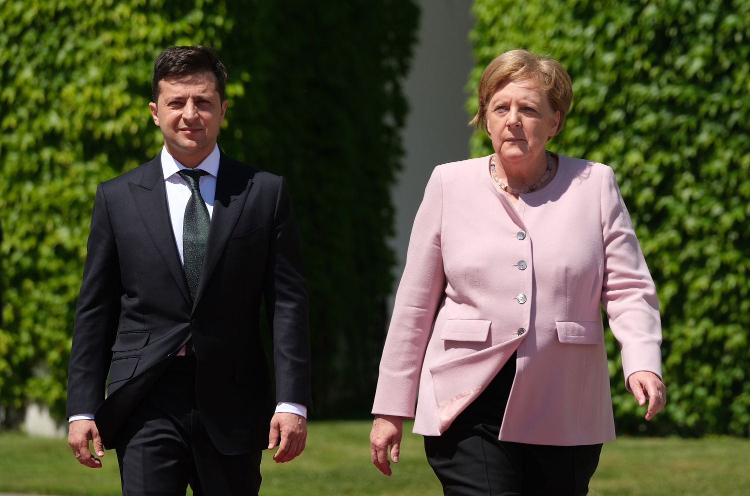 La antigua canciller alemana, Ángela Merkel, con el recién electo Zelensky después de sonar los himnos en la Cancillería el 18 de junio de 2019. (Sean Gallup/Getty Images)