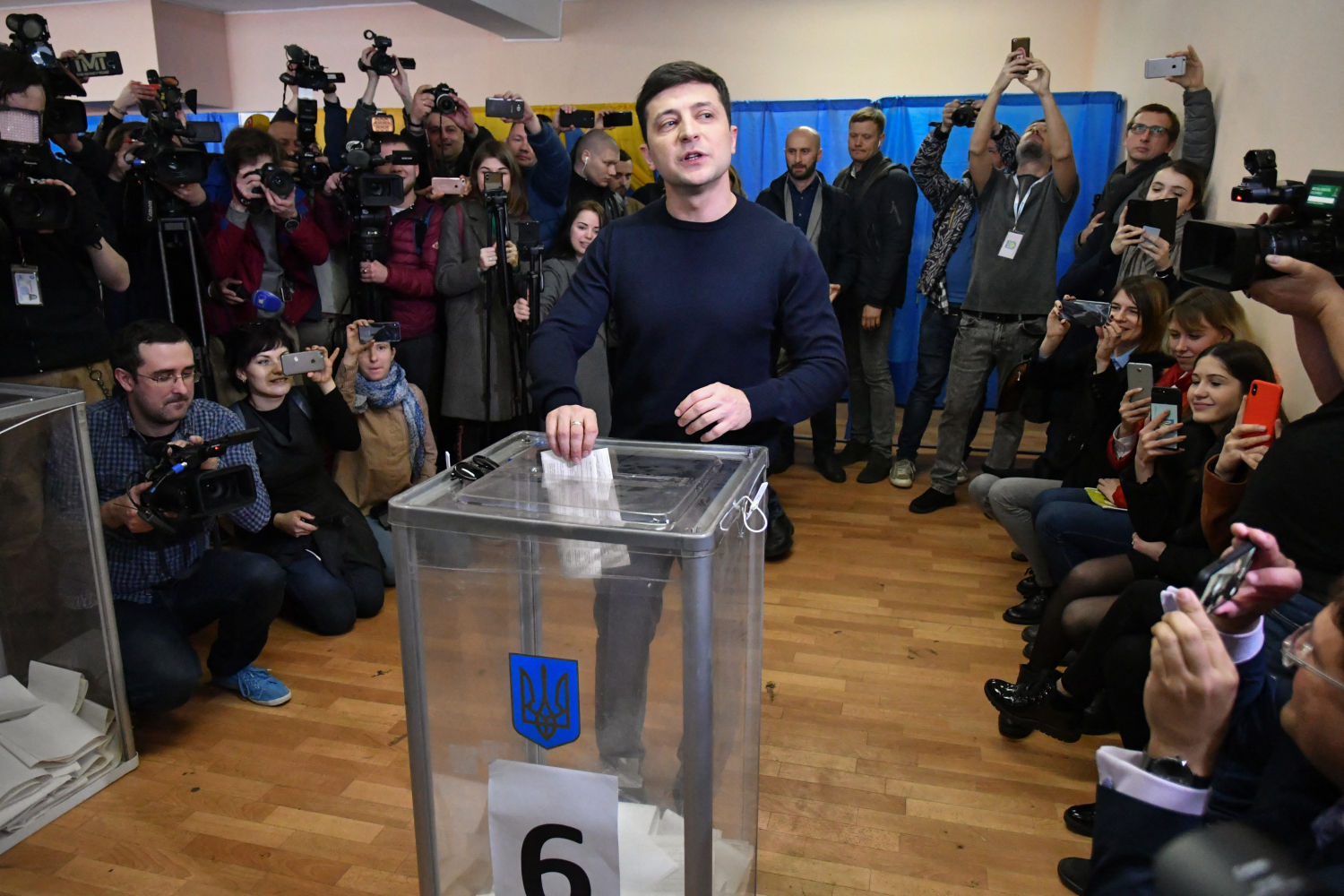 El cómico, showman y candidato presidencial Volodymyr Zelensky emite su voto en un colegio electoral durante las elecciones presidenciales de Ucrania en Kiev el 31 de marzo de 2019. (Genya Savilov/ AFP)
