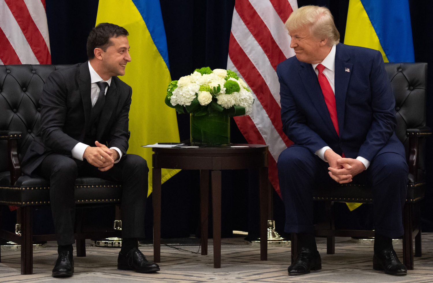 El presidente de los Estados Unidos, Donald Trump, y el presidente de Ucrania, Volodymyr Zelensky, hablan durante una reunión en Nueva York el 25 de septiembre de 2019. (Saul Loeb/ AFP)