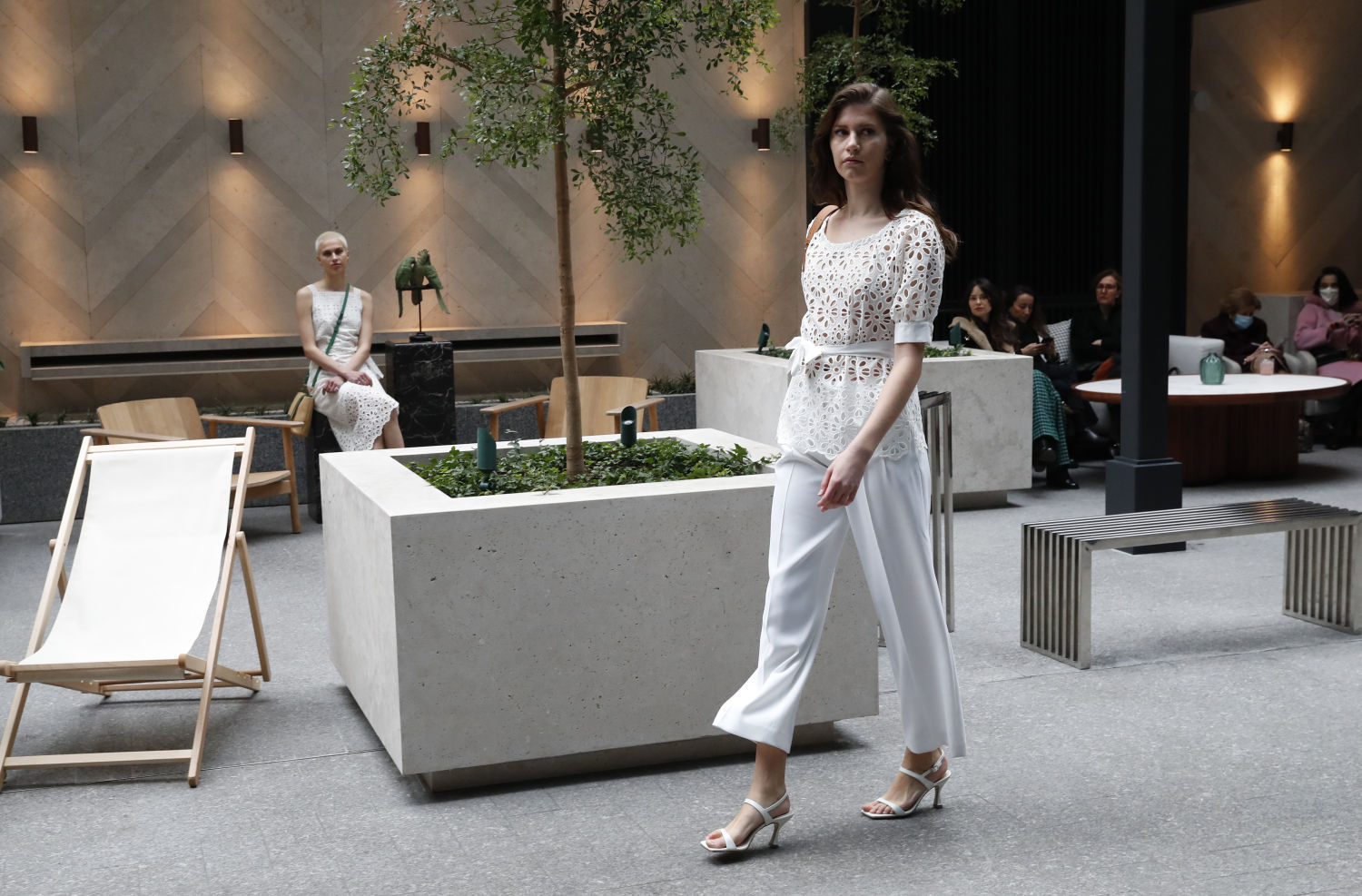 Las nuevas creaciones de Roberto Verino desfilan en la Semana de la Moda de Madrid