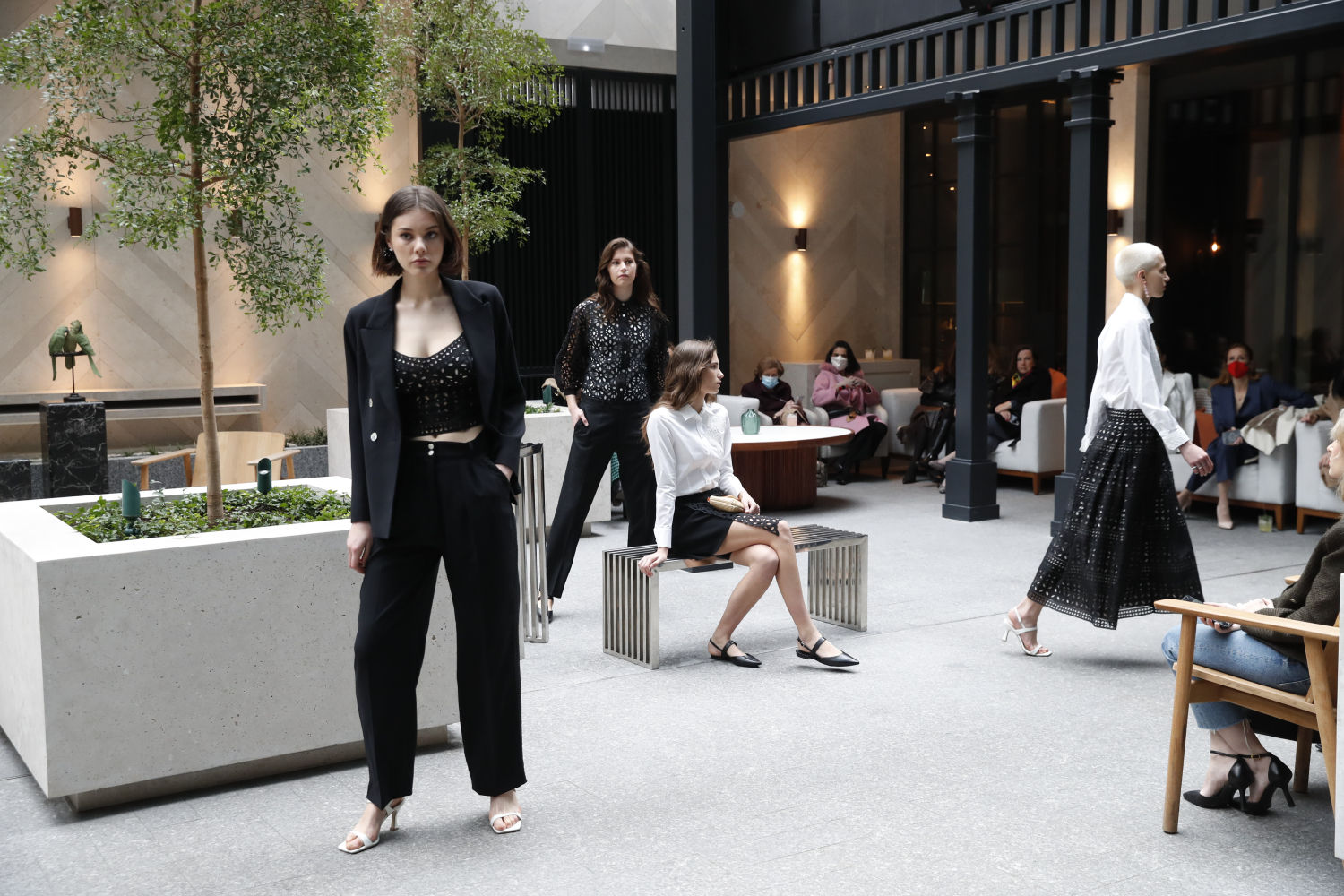 Las nuevas creaciones de Roberto Verino desfilan en la Semana de la Moda de Madrid