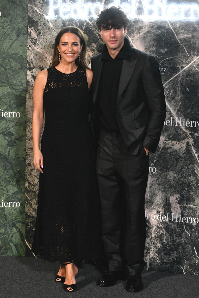 La actriz Paula Echevarría y el actor Javier Rey en el photocall del desfile de Pedro del Hierro