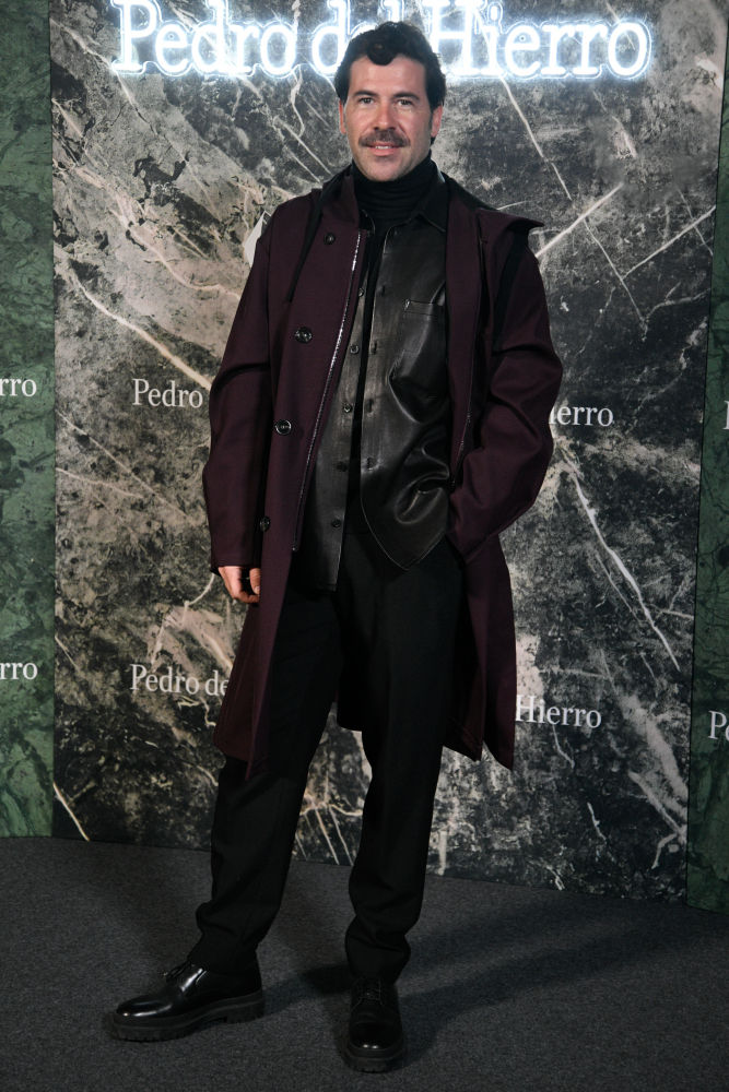 El influencer Miguel Carrizo posa en el photocall del desfile de Pedro del Hierro