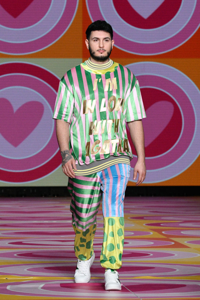 El cantante Omar Montes desfila para Ágatha Ruiz de la Prada