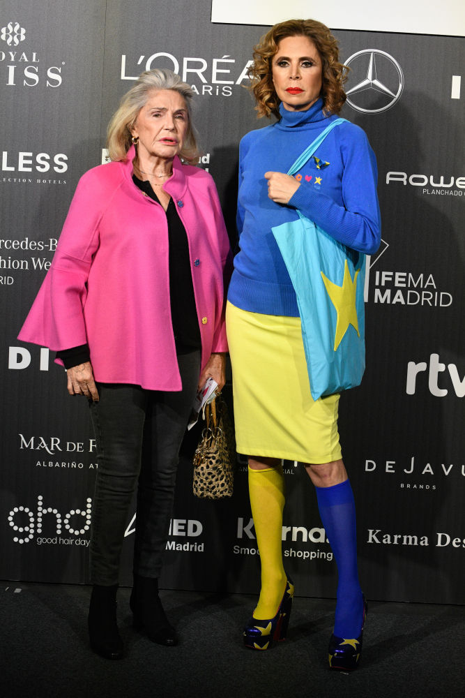 Beatriz de Orleans y Ágatha Ruiz de la Prada vestida con los colores de Ucrania tras el desfile de la diseñadora