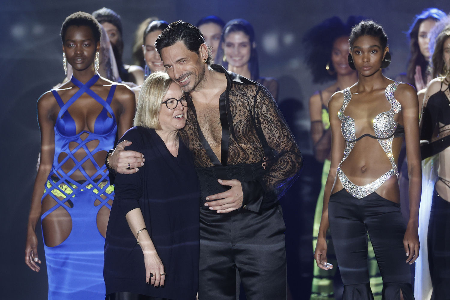 Nuria Sardá y Andrés Velencoso, que volvió a subirse a la pasarela para cerrar el desfile de Andrés sardá, el día de su 44