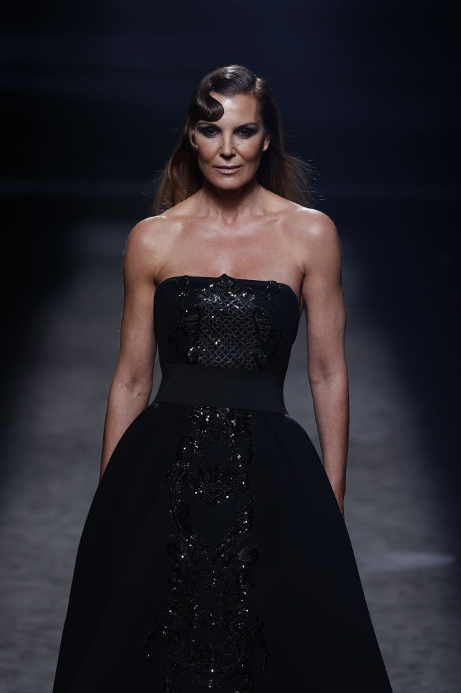 La modelo Mar Flores subió de nuevo a las pasarelas para desfilar para Roberto Diz