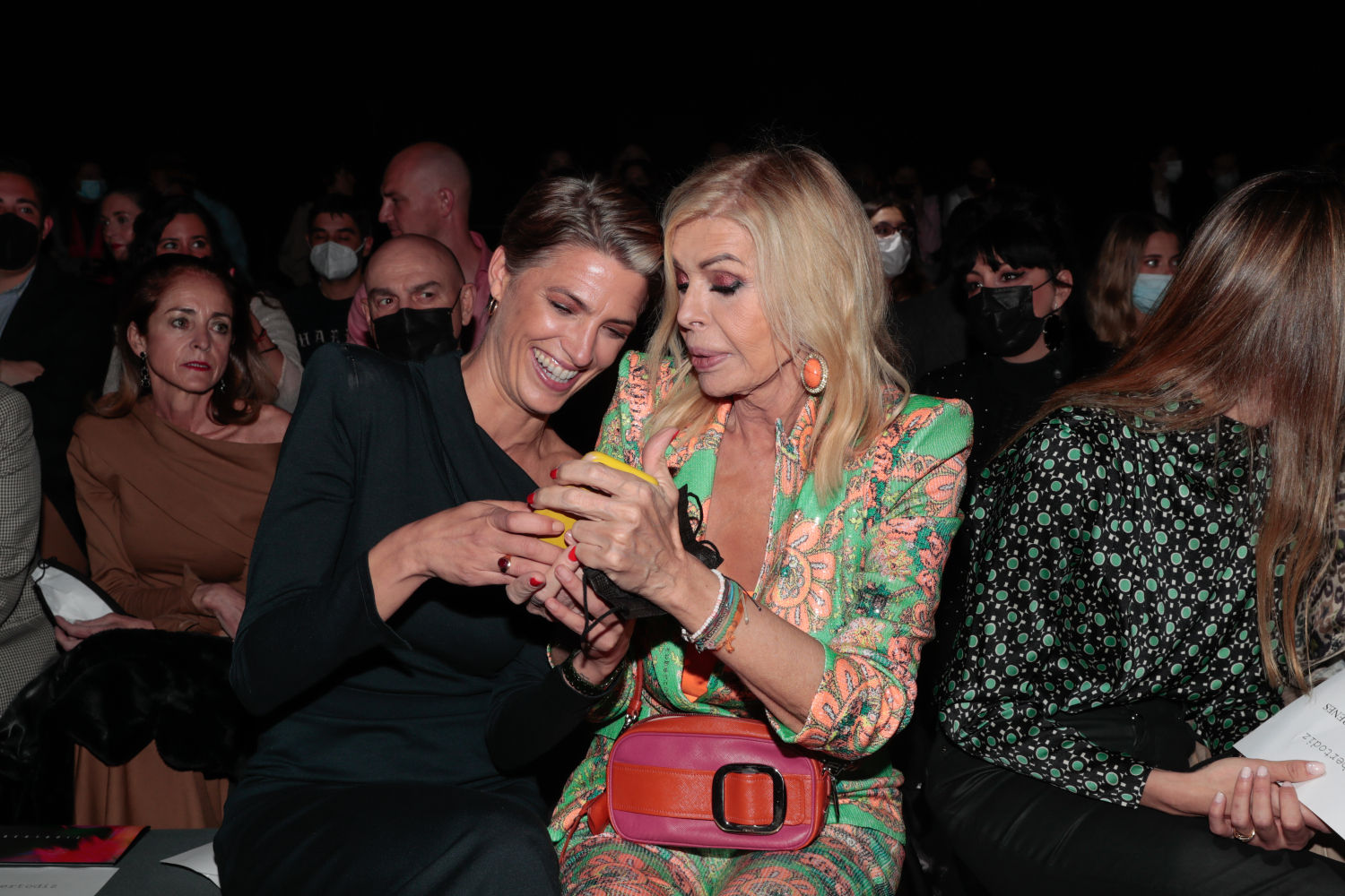 La modelo Laura Sánchez y la actriz Bibiana Fernández en el desfile de Roberto Diz