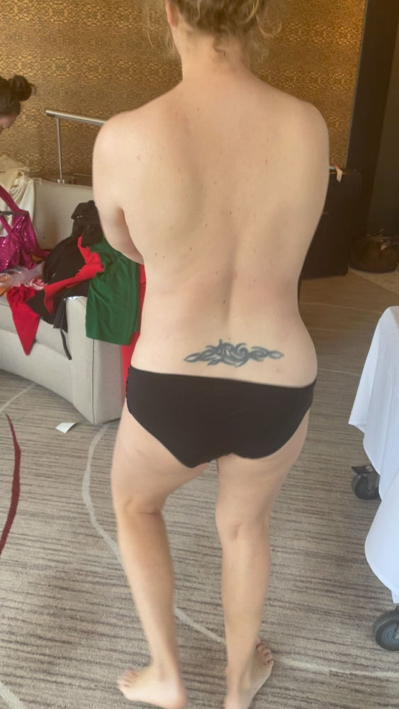 Amy Schumer ha compartido un vídeo en el que sale bailando en topless y mostrando el tatuaje que tiene en la espalda