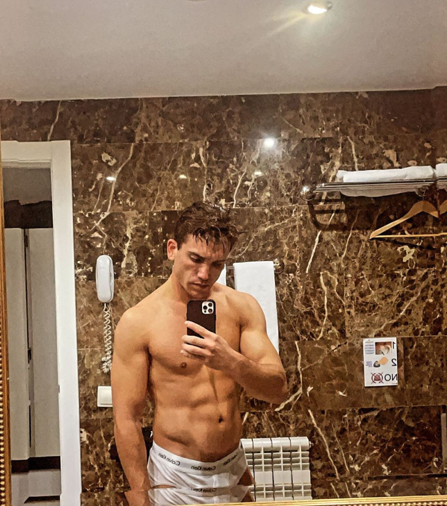 Jaime Lorente se ha puesto frente al espejo al salir de la ducha y se ha tomado una selfie con el pelo mojado y en calzoncillos