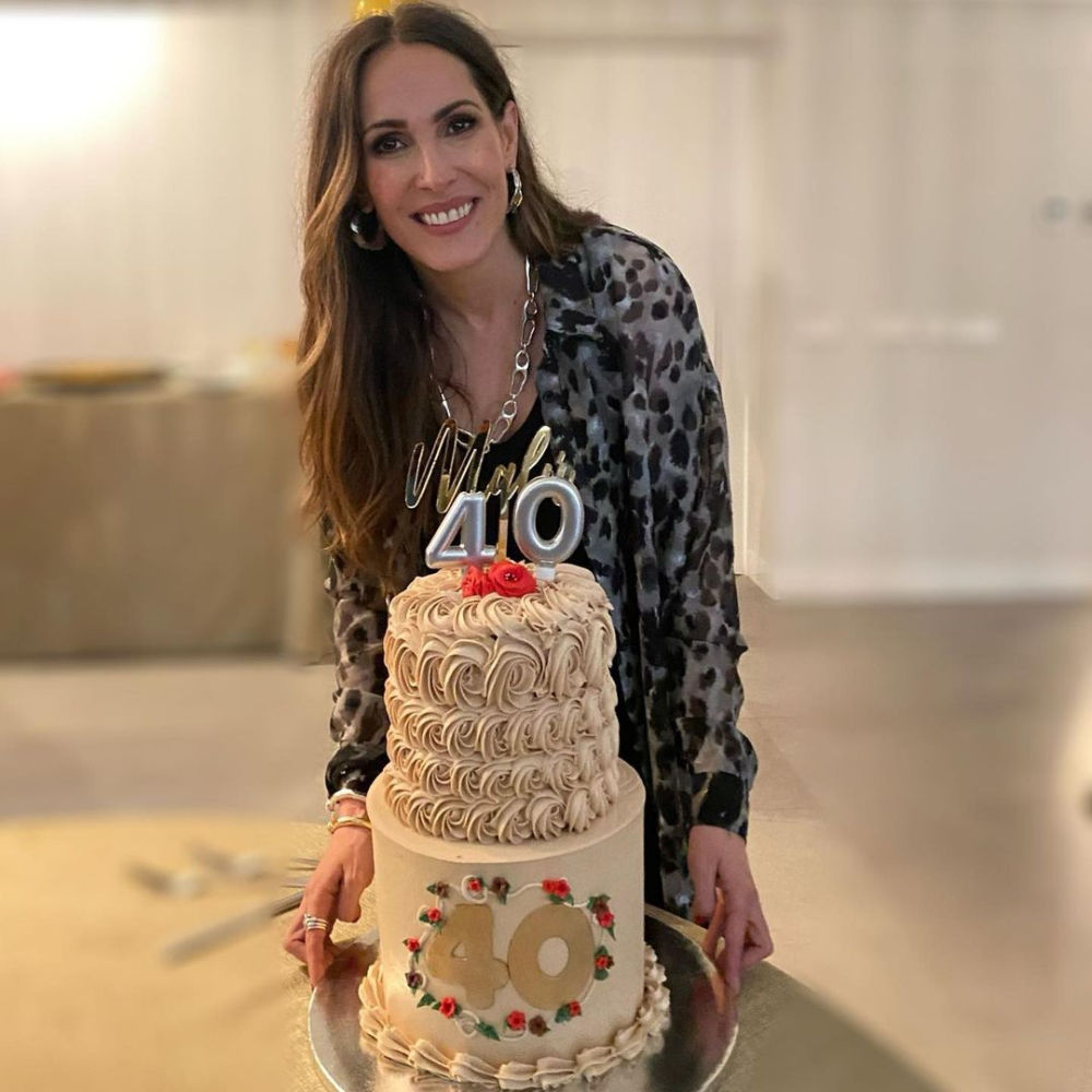 Malú ha cumplido esta semana 40 años y lo ha celebrado compartiendo una imagen en la que aparece junto a una enorme tarta de dos pisos