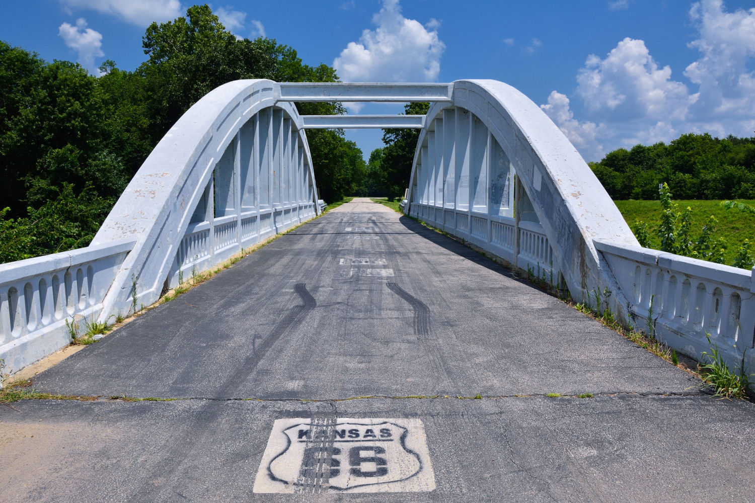 Puente de Brush Creek (Kansas). Conocido como el puente del Arco Iris, fue construido en 1923. Posteriormente fue reemplazado por una estructura que permite el paso de un mayor volumen de tráfico, pero el original, de un solo sentido, aún puede cruzarse
