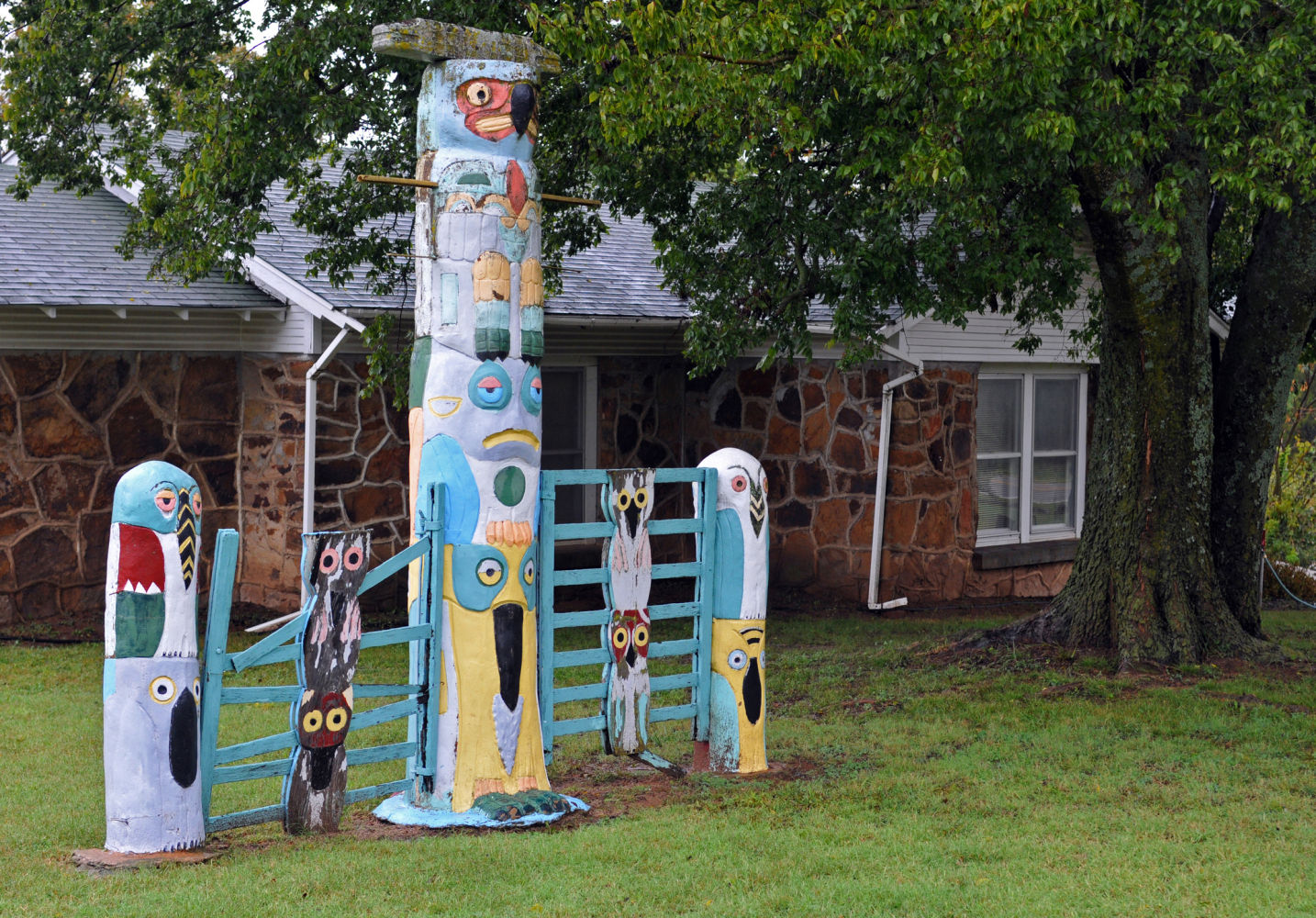 Parque de tótems de Ed Galloway (Foyil, Oklahoma). Inaugurado en 1937, atesora el tótem de hormigón más grande del mundo. Las estructuras talladas y pintadas se basan en imágenes figurativas de pájaros y nativos americanos