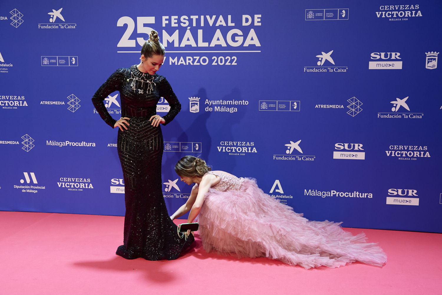 La actriz Vanessa Romero con un vestido negro de Yolancris, con calado geométrico bañado en lentejuelas y una deslumbrante gargantilla incorporada