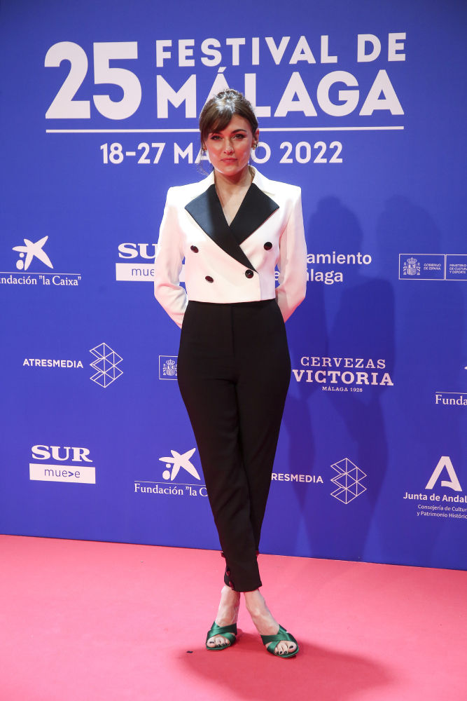 Marta Nieto con un esmoquin de dos piezas de Pedro del Hierro, compuesto por una chaqueta cropped blanca con botonadura joya, puños de terciopelo y solapas a raso en color negro y un pantalón pitillo negro