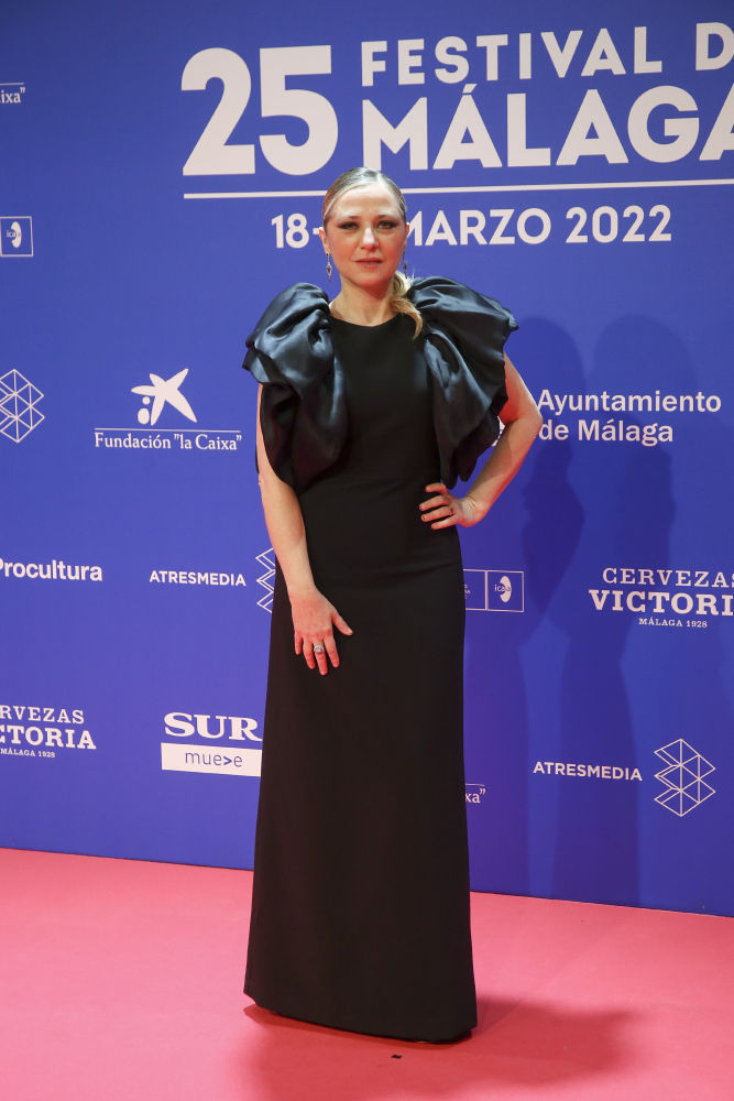 Pilar Castro con un vestido largo negro recto con mangas de volumen, elaboradas en organza, firmado por Cossy