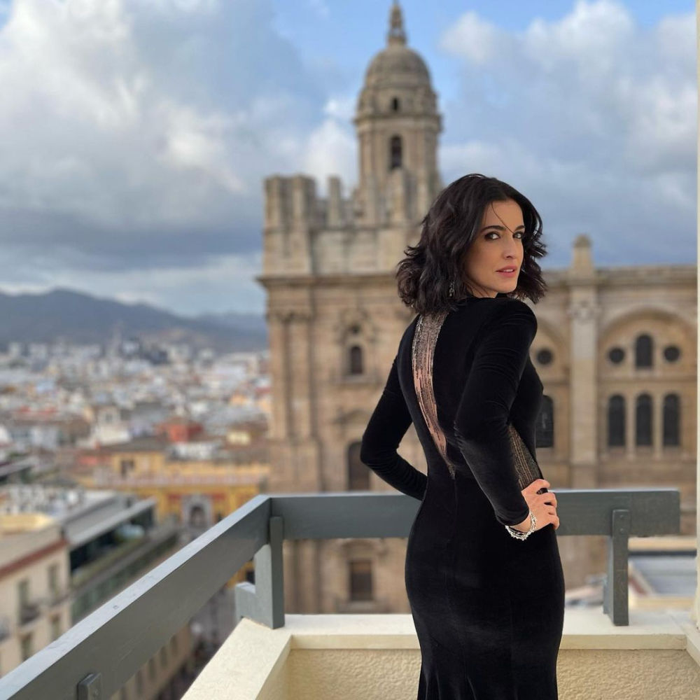 Blanca Romero con vestido negro de Alejandro de Miguel