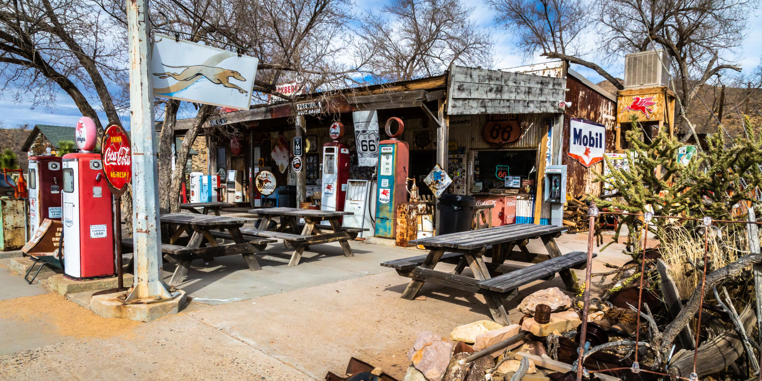 Hackberry General Store (Arizona). Hackberry, un pueblo fantasma del oeste, albergó durante décadas una gasolinera convertida hoy en un singular museo de la Ruta 66, Surtidores antiguos, coches abandonados y otros objetos sorprenden al viajero