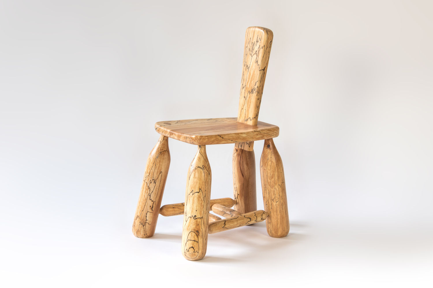 Colección de sillas Of Nature de Wilkinson & Rivera para SCP. De haya, tejo o arce adquieren nueva apariencia: acolchada, ondulante,  trémula, sugiriendo un movimiento congelado.