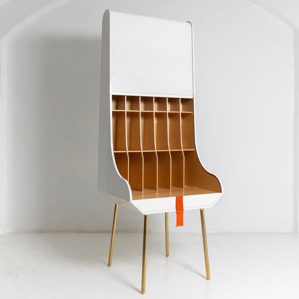 Escritorio Secretaria de Nika Zupanc para Rossana Orlandi. Con tapa enrollable y estanterías. Su peculiar proporción lo hace blanco de todas las miradas