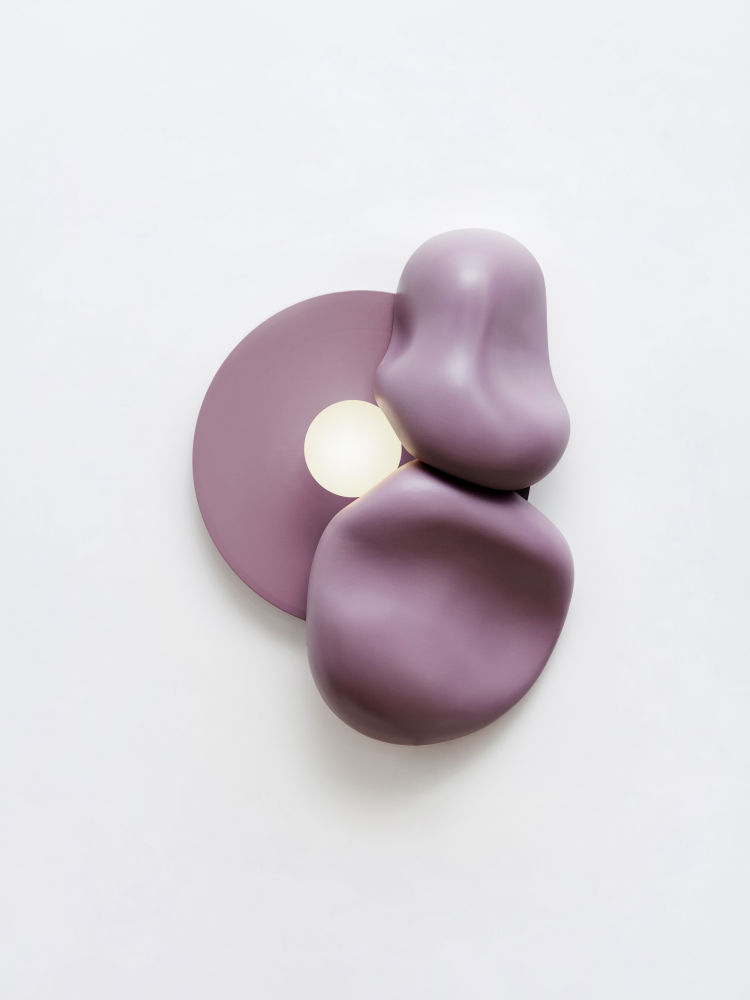 Lámpara aplique Ingres de Atelier Baptiste et Jaïna para Moustache. Combina geométrica elemental con formas aleatorias libres obtenidas de presionar yeso en globos elásticos