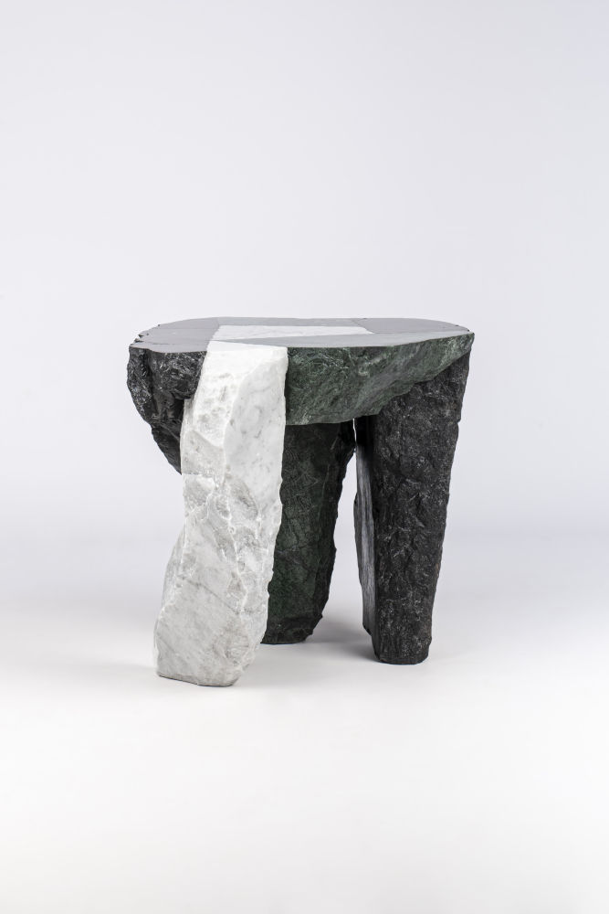 Mesa auxiliar Miscellaneous de Millim Studio. Realizado con fragmentos de mármol Udaipur, Marquina y Carrara, de desechos de esculturas, ensamblados de forma única